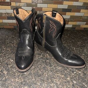 Women’s Size 12 Black Ariat Low Cowboy Boots